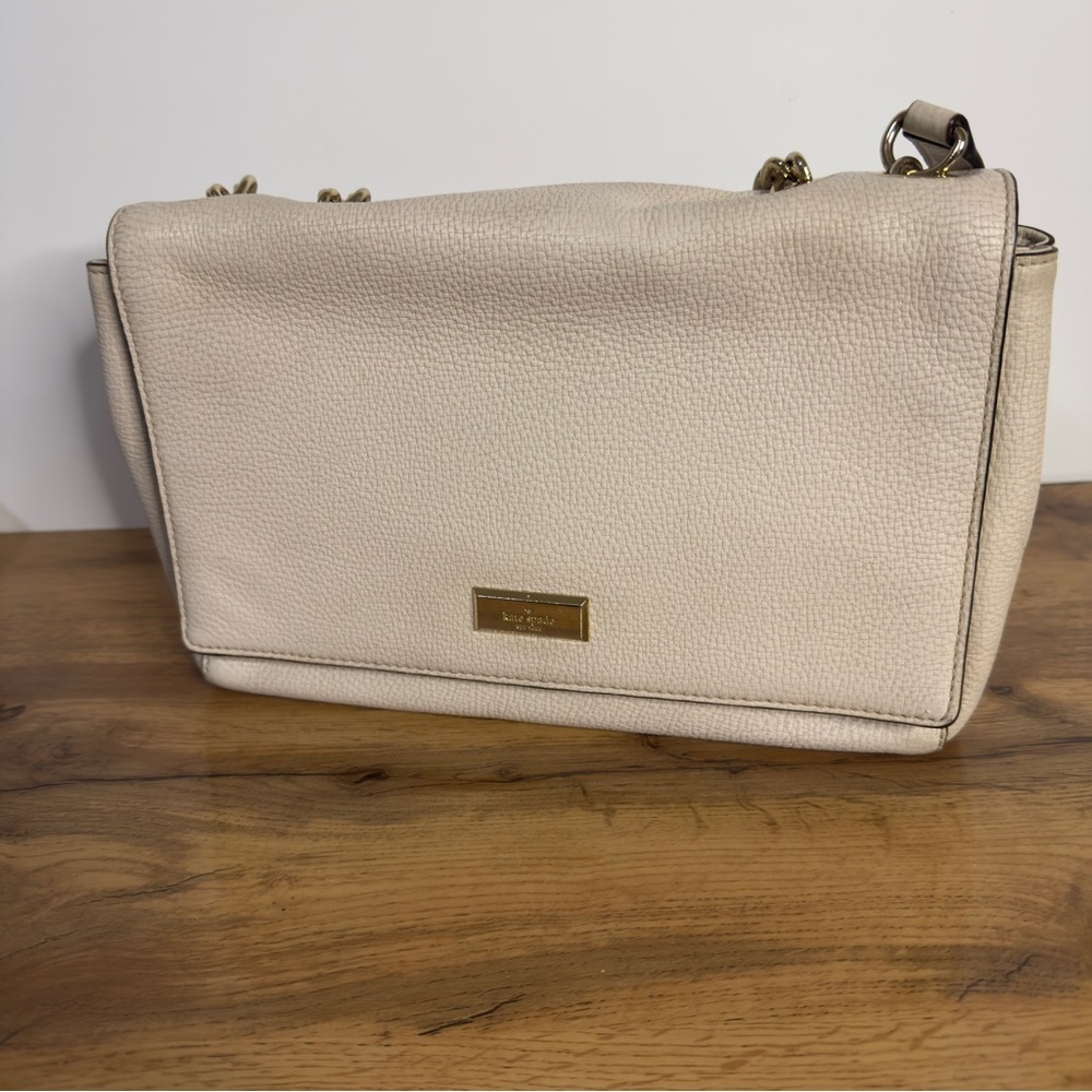 Kate Spade Cream Crossbody Bag, Adjustable straps, Gold Chain & Hardware